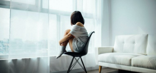 Le trouble anxieux généralisé (TAG) se manifeste par une anxiété diffuse et permanente, des inquiétudes incontrôlables, une tension corporelle chronique et une hypervigilance constante, même en l’absence de danger réel. Il ne s’agit ni d’une faiblesse ni d’un manque de volonté, mais d’un système nerveux resté bloqué en mode alerte. L’hypnothérapie permet d’agir en profondeur en régulant le système nerveux, en diminuant l’hypervigilance et en restaurant un sentiment de sécurité intérieure, grâce à un protocole progressif de stabilisation, d’apaisement et de reconstruction interne. Dr Jean-Victor Belmère