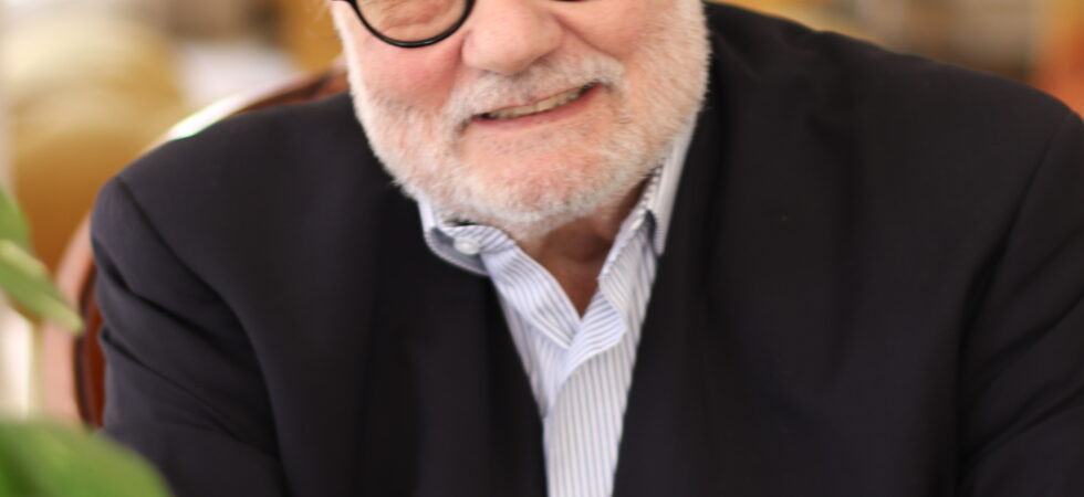 ð Présentation du Pr Jean-Victor Belmère Médecin, neuro-psychiatre et hypnothérapeute exclusif, le Pr Jean-Victor Belmère développe une approche clinique intégrative fondée sur la neurophysiologie, la régulation du système nerveux autonome et le traitement des troubles anxieux complexes. Docteur en médecine et en biologie humaine, ancien maître de conférences en neurophysiologie, il est spécialisé dans l’accompagnement des états de stress chronique, crises de panique, déréalisation, traumatismes relationnels et troubles psychosomatiques. Fondateur du CIHM — Centre International d’Hypnose Médicale — il conçoit des protocoles progressifs et scientifiquement informés visant à restaurer la sécurité corporelle, l’autorégulation émotionnelle et l’autonomie thérapeutique des patients. ð CIHM — Approche Corps–Conscience élargie ð +212 666 535 866 | +212 666 783 504