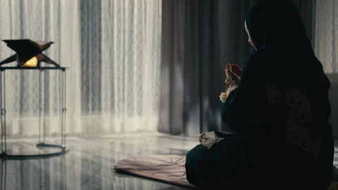 Ramadan thérapeutique en ligne - Rabat - Dr Jean-Victor Belmère 4 RAMADAN Quand l’âme reprend sa place Ramadan n’est pas seulement une période de privation alimentaire. C’est un déplacement intérieur. Durant ce mois, quelque chose se ralentit extérieurement… et peut s’approfondir intérieurement. Les rythmes changent. Les habitudes se transforment. Les priorités se réorganisent. Le silence prend davantage d’espace. Pourtant, beaucoup constatent un paradoxe : alors que l’intention spirituelle s’intensifie, l’agitation interne ne disparaît pas toujours. Le jeûne révèle parfois la tension accumulée. Il met en lumière la fatigue nerveuse, les pensées répétitives, l’hypervigilance, la sensibilité émotionnelle accrue. Ramadan agit comme un amplificateur. Ce qui était discret devient visible. Ce qui était contenu cherche à s’exprimer. Ce qui était ignoré demande à être reconnu. Et si cette révélation n’était pas un obstacle… mais une opportunité ? Quand l’âme reprend sa place, ce n’est pas par contrainte. Ce n’est pas par volonté forcée. C’est lorsque l’espace intérieur devient suffisamment stable pour accueillir ce qui est. Reprendre sa place signifie se réorganiser autour de l’essentiel. Cela suppose un apaisement. Une clarification. Un recentrage. L’âme ne s’impose pas dans le tumulte. Elle émerge dans la cohérence. Lorsque la respiration se régularise, le mental se stabilise. Lorsque le corps cesse d’être en tension permanente, la présence s’approfondit. Lorsque la réaction laisse place à la conscience, l’alignement devient possible. Ramadan offre cette possibilité : passer d’un fonctionnement automatique à une présence choisie. Le jeûne devient alors plus qu’un acte rituel. Il devient un terrain d’entraînement intérieur. Apprendre à ressentir sans s’alarmer. Apprendre à ralentir sans se culpabiliser. Apprendre à écouter sans se juger. Quand l’âme reprend sa place, la relation au temps change. On ne cherche plus à remplir chaque instant. On apprend à habiter l’instant. La paix n’est pas spectaculaire. Elle est discrète, stable, ancrée. Ce mois peut rester une répétition annuelle. Ou devenir une transition. Une période où l’on ne fait pas qu’observer un cadre spirituel, mais où l’on transforme sa posture intérieure. Reprendre sa place, c’est retrouver son axe. C’est permettre à l’intention d’être soutenue par le corps. C’est laisser la cohérence remplacer la tension. Ramadan n’ajoute pas une obligation. Il offre une ouverture. Une ouverture vers plus de conscience. Plus de stabilité. Plus d’alignement. Quand l’âme reprend sa place, ce n’est pas un événement spectaculaire. C’est un rééquilibrage silencieux. Et parfois, cela suffit à transformer durablement l’intérieur. Dr Jean-Victor Belmère