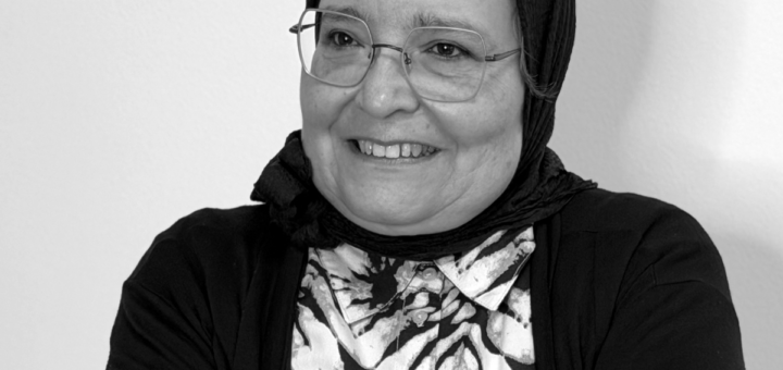 Mme Amina Salmi propose une approche thérapeutique à la fois humaine, contemporaine et en harmonie avec les réalités culturelles marocaines. Les accompagnements peuvent être réalisés en français, en arabe ou en darija, afin de favoriser une expression émotionnelle plus naturelle et authentique.